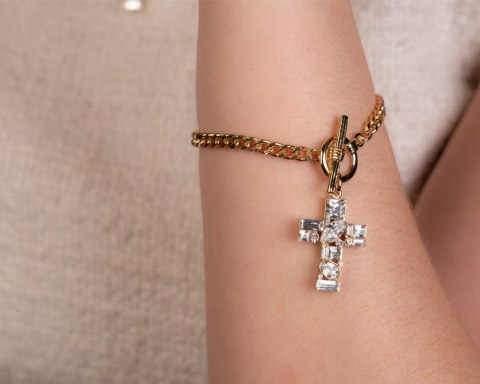 Bransoletka z krzyżem zdobionym kryształkami Preciosa z kolekcji Heavenly (B22/ROZ/79AU) Bransoletka z krzyżem zdobionym kryształkami Preciosa z kolekcji Heavenly (B22/ROZ/79AU)