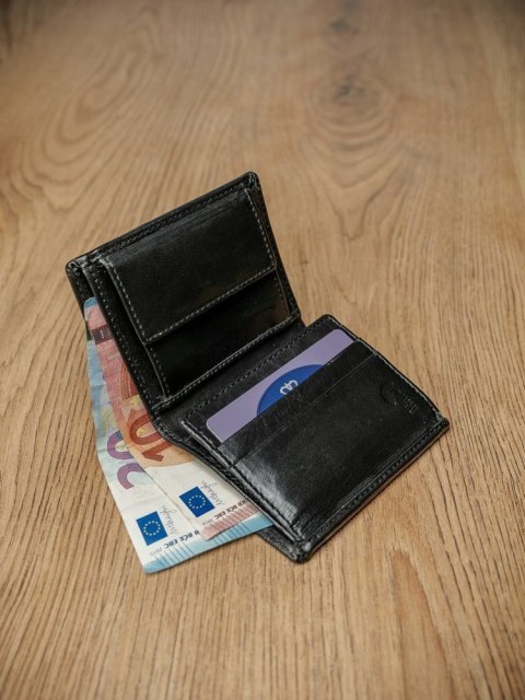 Pionowy portfel męski z gładkiej skóry naturalnej, ochrona RFID Stop - Pierre Andreus Pionowy portfel męski z gładkiej skóry naturalnej, ochrona RFID Stop - Pierre Andreus