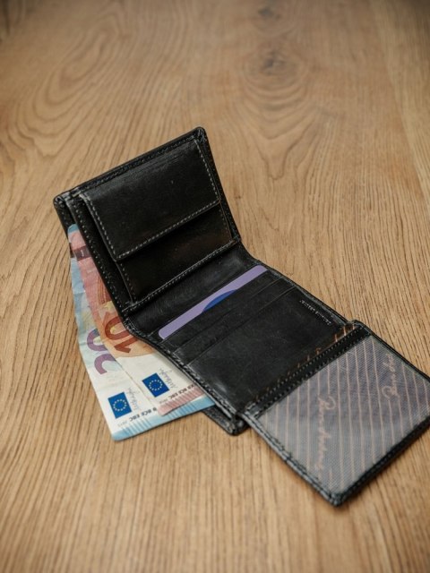 Pionowy portfel męski z gładkiej skóry naturalnej, ochrona RFID Stop - Pierre Andreus Pionowy portfel męski z gładkiej skóry naturalnej, ochrona RFID Stop - Pierre Andreus