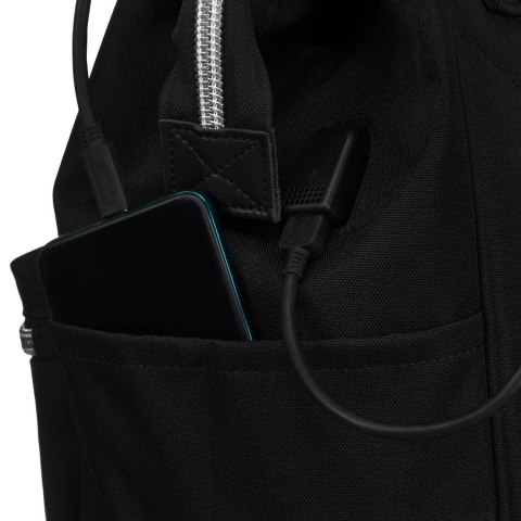 Duży plecak damski z poliestru w czarnym kolorze z miejscem na laptopa i portem USB - Peterson Duży plecak damski z poliestru w czarnym kolorze z miejscem na laptopa i portem USB - Peterson