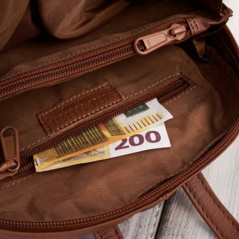 Plecak damski skórzany miejski mały koniakowy Paolo Peruzzi SI-40-CG Plecak damski skórzany miejski mały koniakowy Paolo Peruzzi SI-40-CG