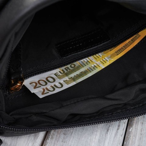 Torebka damska skórzana na ramię ze złotymi okuciami czarna Paolo Peruzzi SI-38-BLZ Torebka damska skórzana na ramię ze złotymi okuciami czarna Paolo Peruzzi SI-38-BLZ