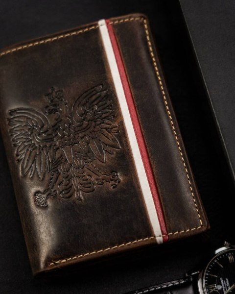 Pionowy portfel męski ze skóry naturalnej z motywem patriotycznym i systemem RFID Pionowy portfel męski ze skóry naturalnej z motywem patriotycznym i systemem RFID