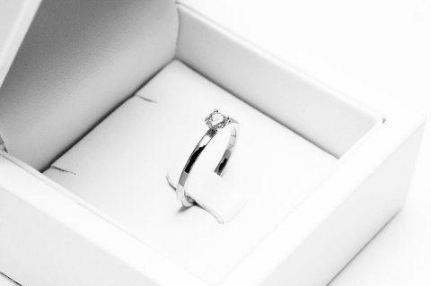 Złoty pierścionek PBD2500 - Diament Złoty pierścionek PBD2500 - Diament